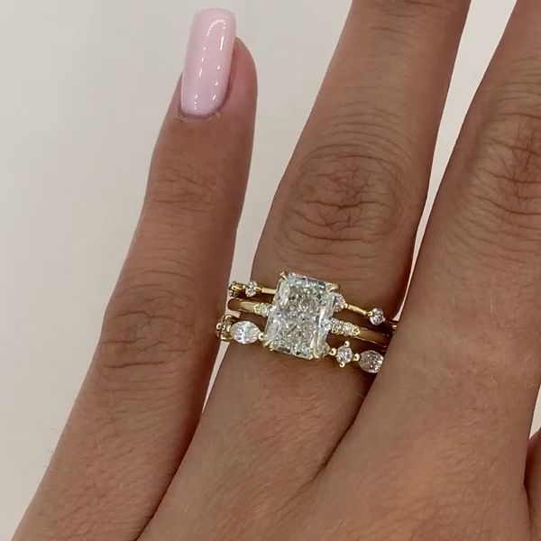 Nora – Ring med diamant i lagdesign.