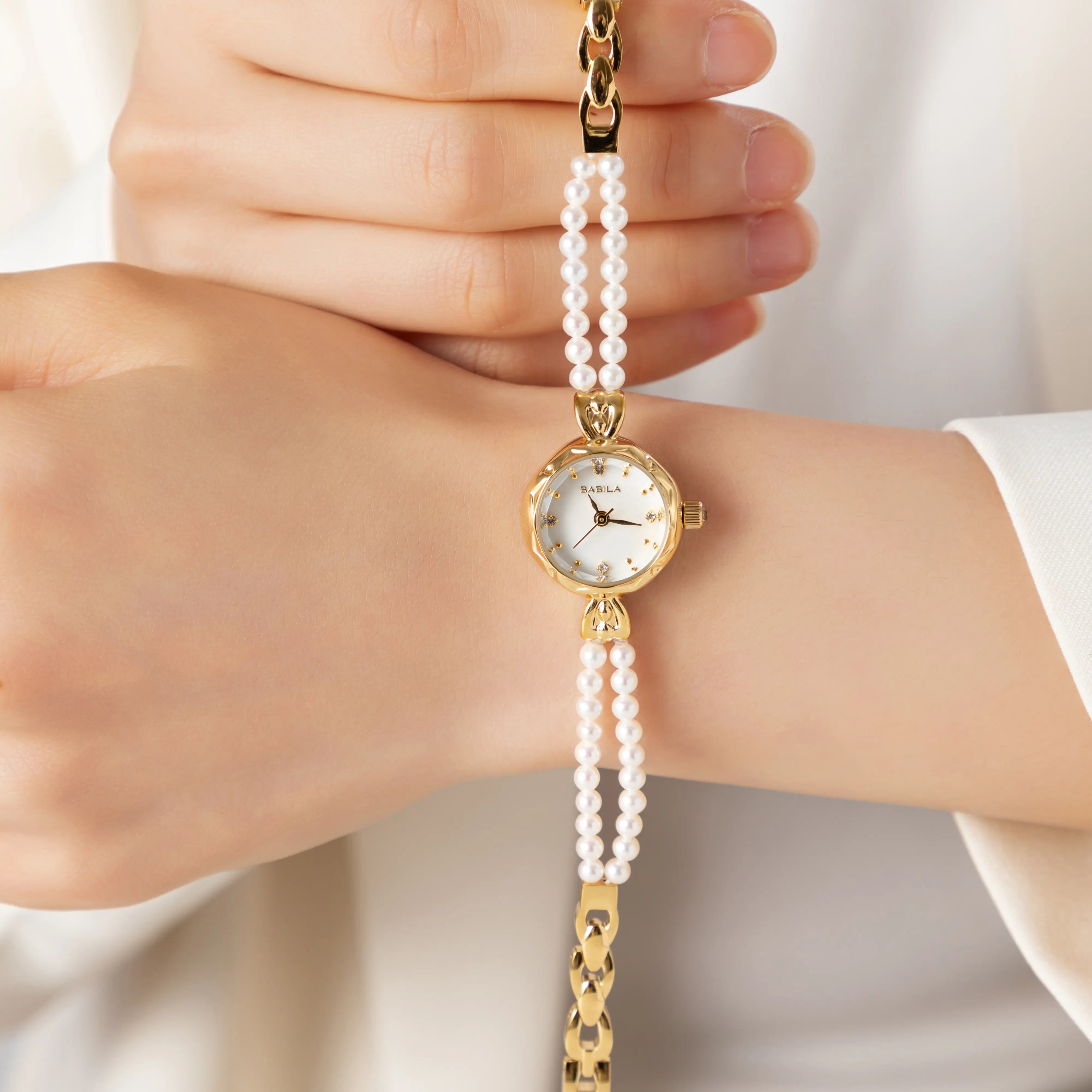 Johanna – Guldarmbånd med krystalindramning.