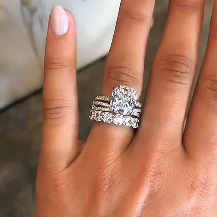 Iris – Ring med diamant og oval sten.