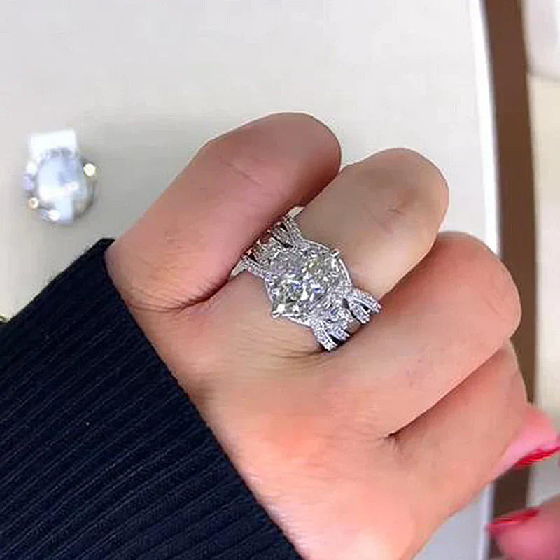 Emilia – Ring med en strålende diamant og rektangulær slibning.