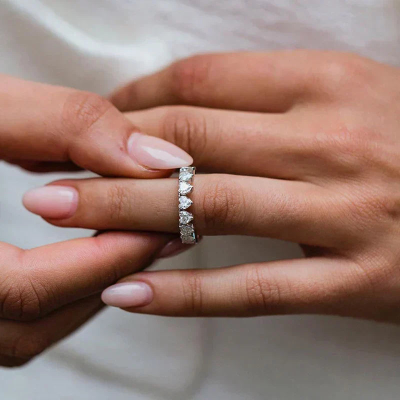 Fiona – Diamantring med en tynd, glitrende kant.