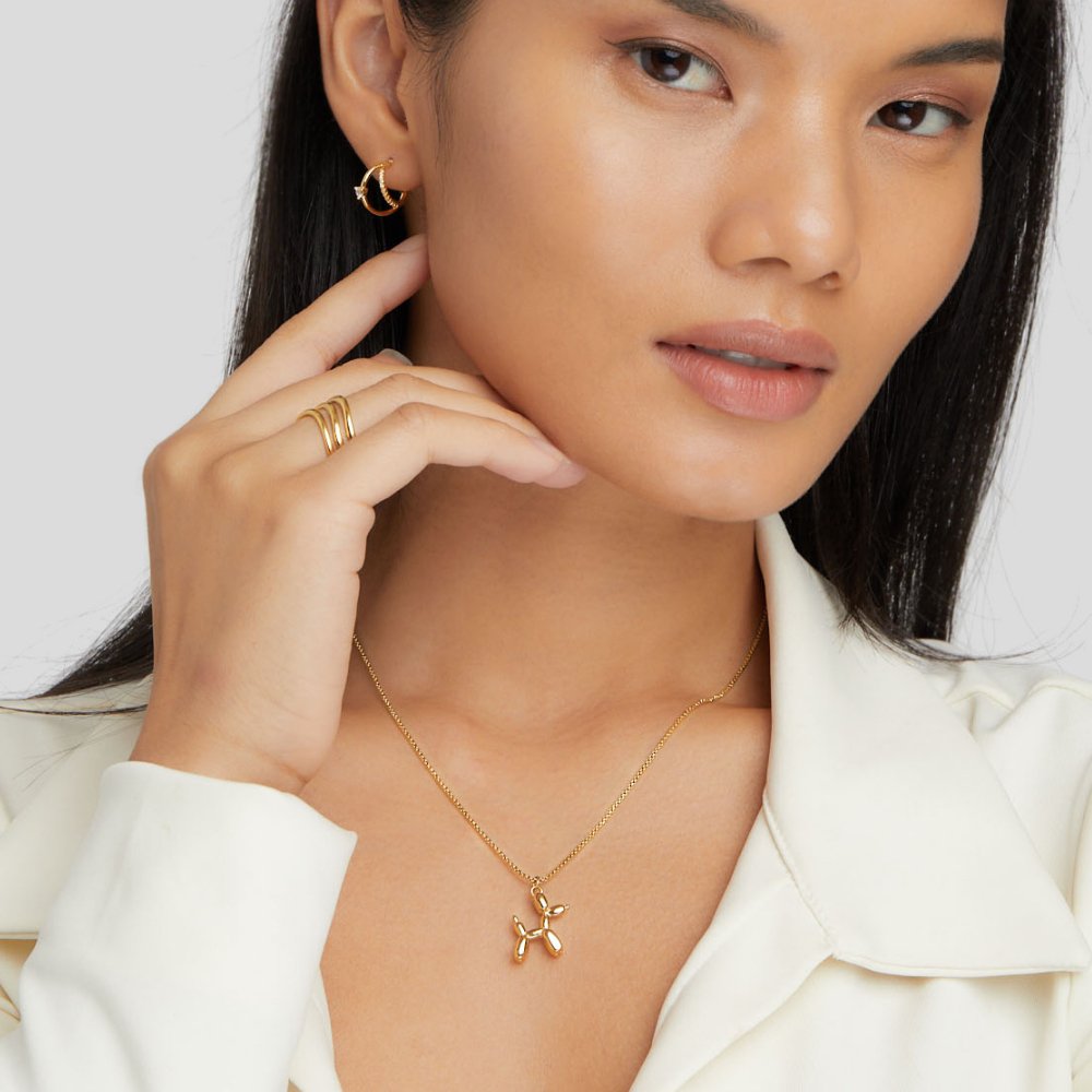 Nora – Glitrende halskæde med hængende sommerfugl.