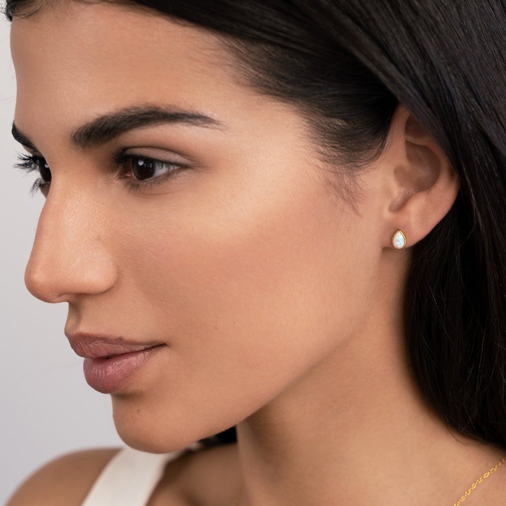 Melina – Små guldøreringe med en fin urgravering.