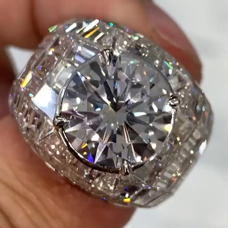 Anna-Lena – Ring med sølvdiamant i rund slibning.