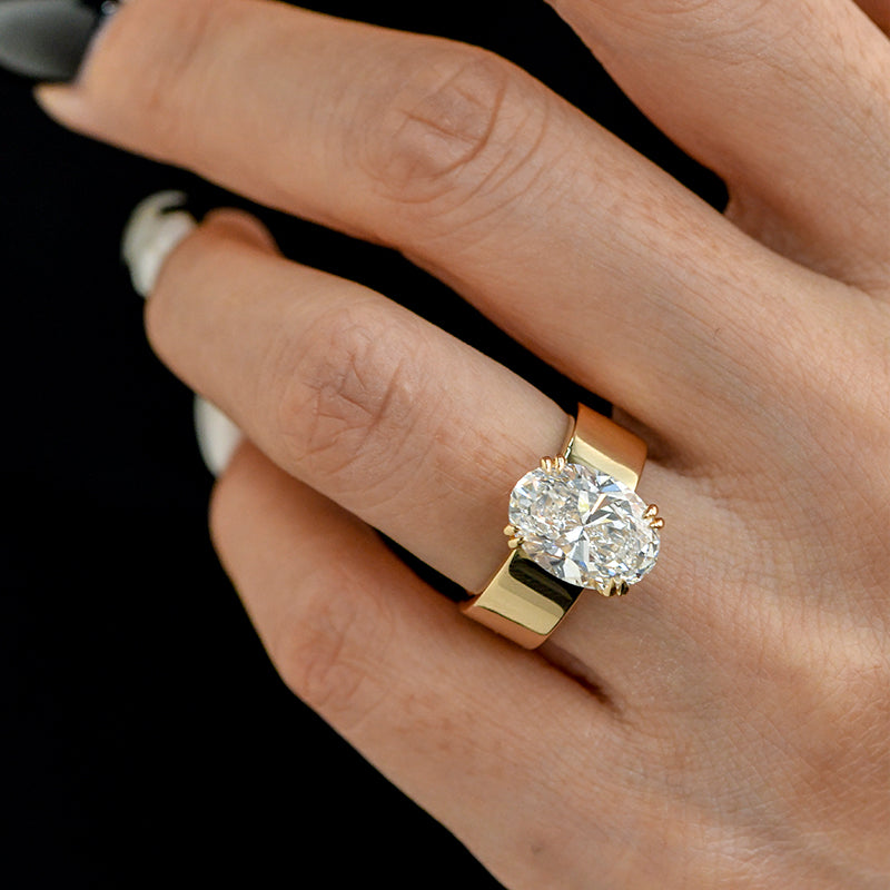 Lara – Enkel ring med rund sten i guldfinish.