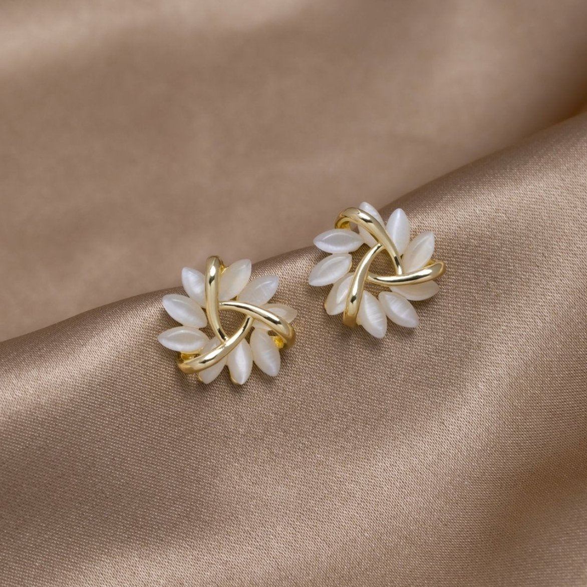 Karolina – Guldøreringe med geometrisk mix.