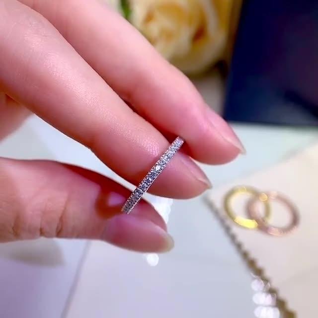 Alena – Evig smal ring med glitrende sten.