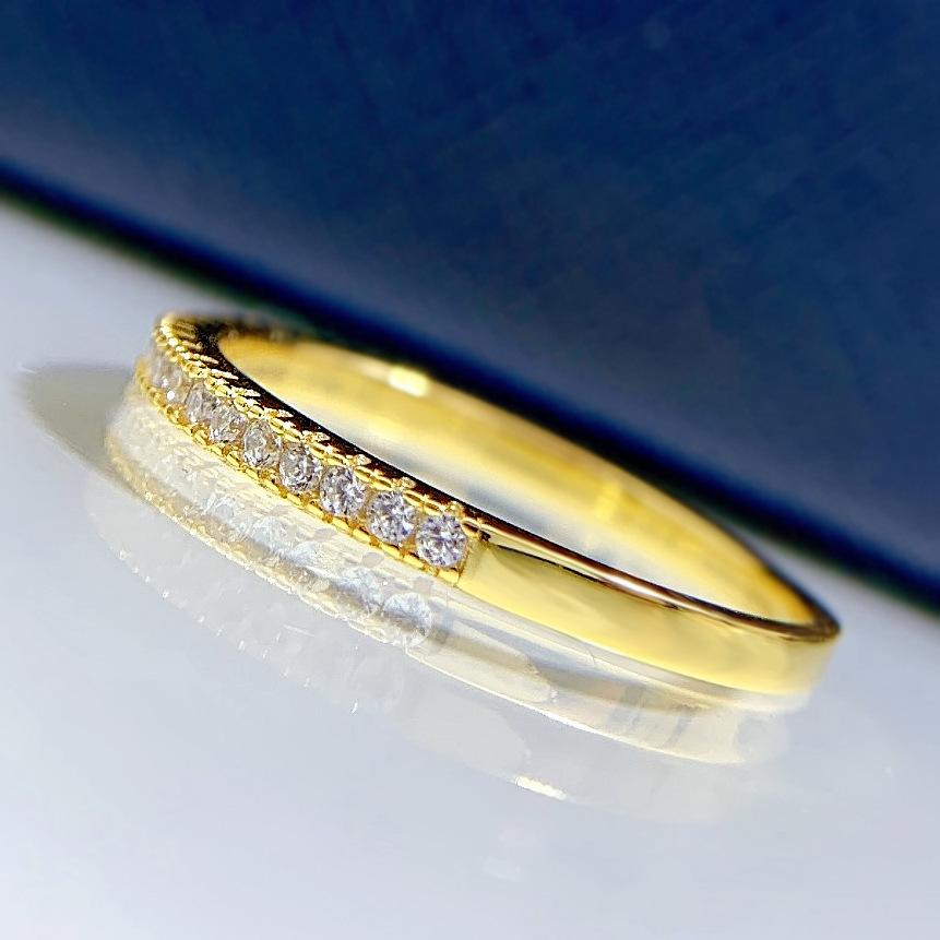 Alena – Evig smal ring med glitrende sten.