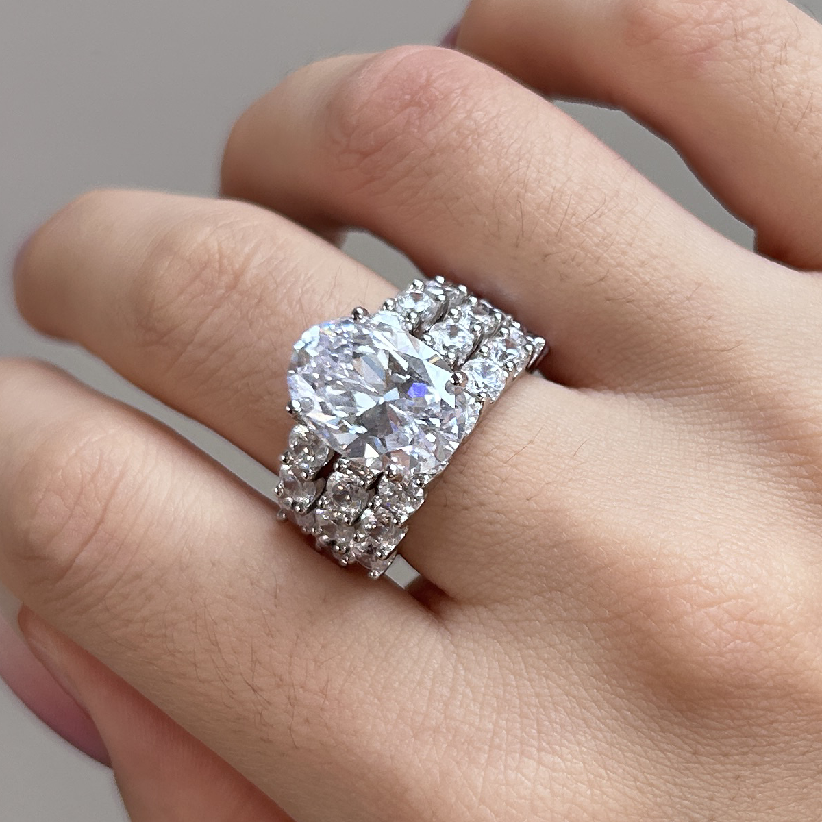 Greta – Ring med sølvdiamant og dekoration.