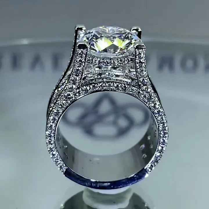 Jasmin – Ring med en exceptionelt glitrende diamant i vintage-ramme