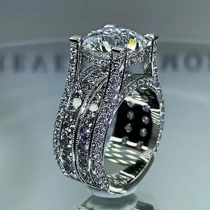 Jasmin – Ring med en exceptionelt glitrende diamant i vintage-ramme