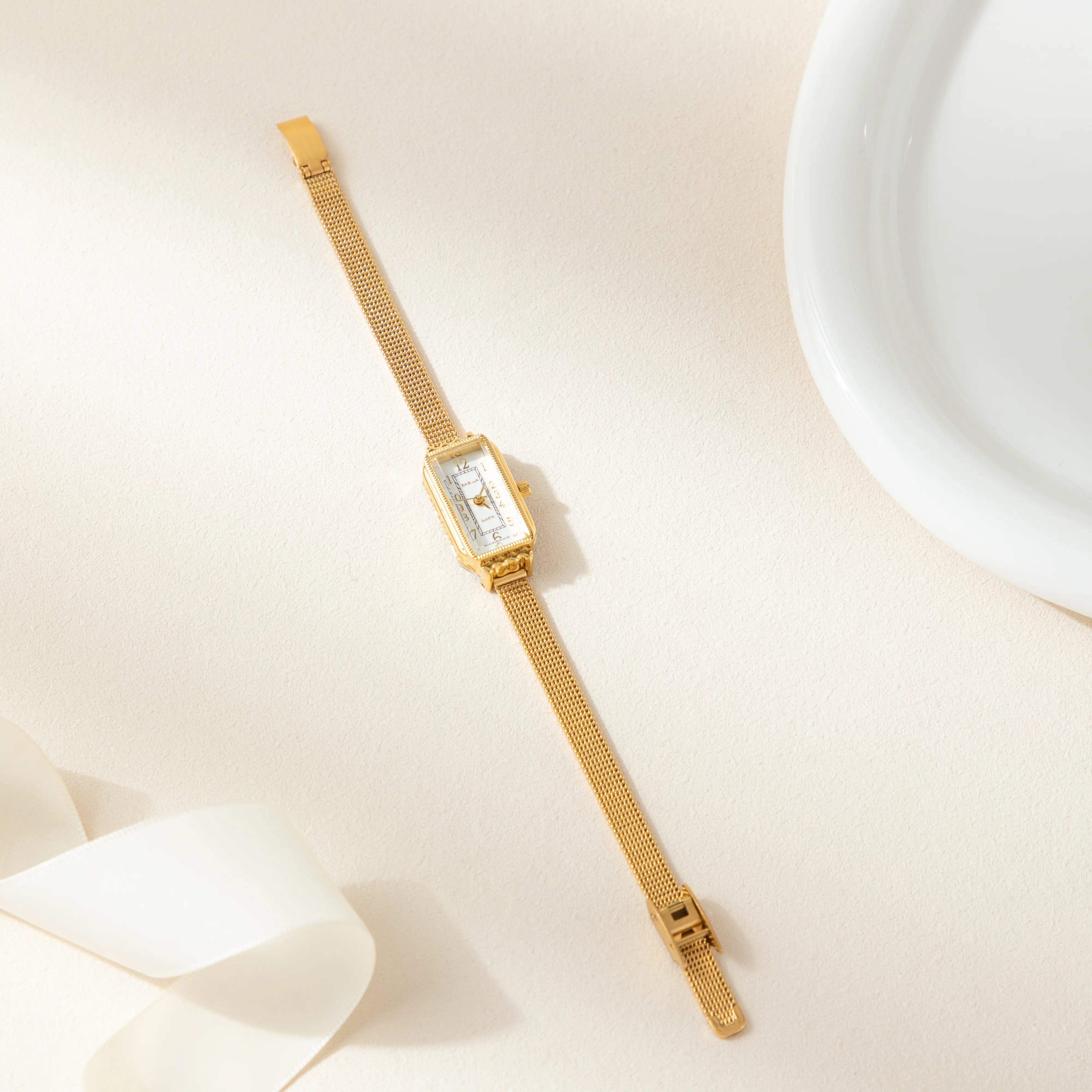 Teoresa – Guldur med rektangulær urskive.