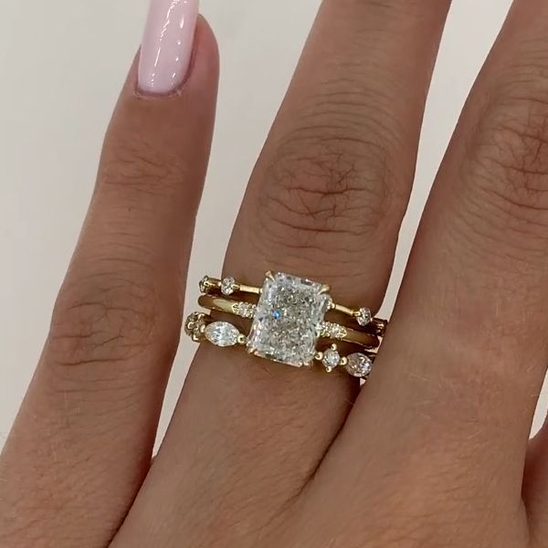 Nora – Ring med diamant i lagdesign.