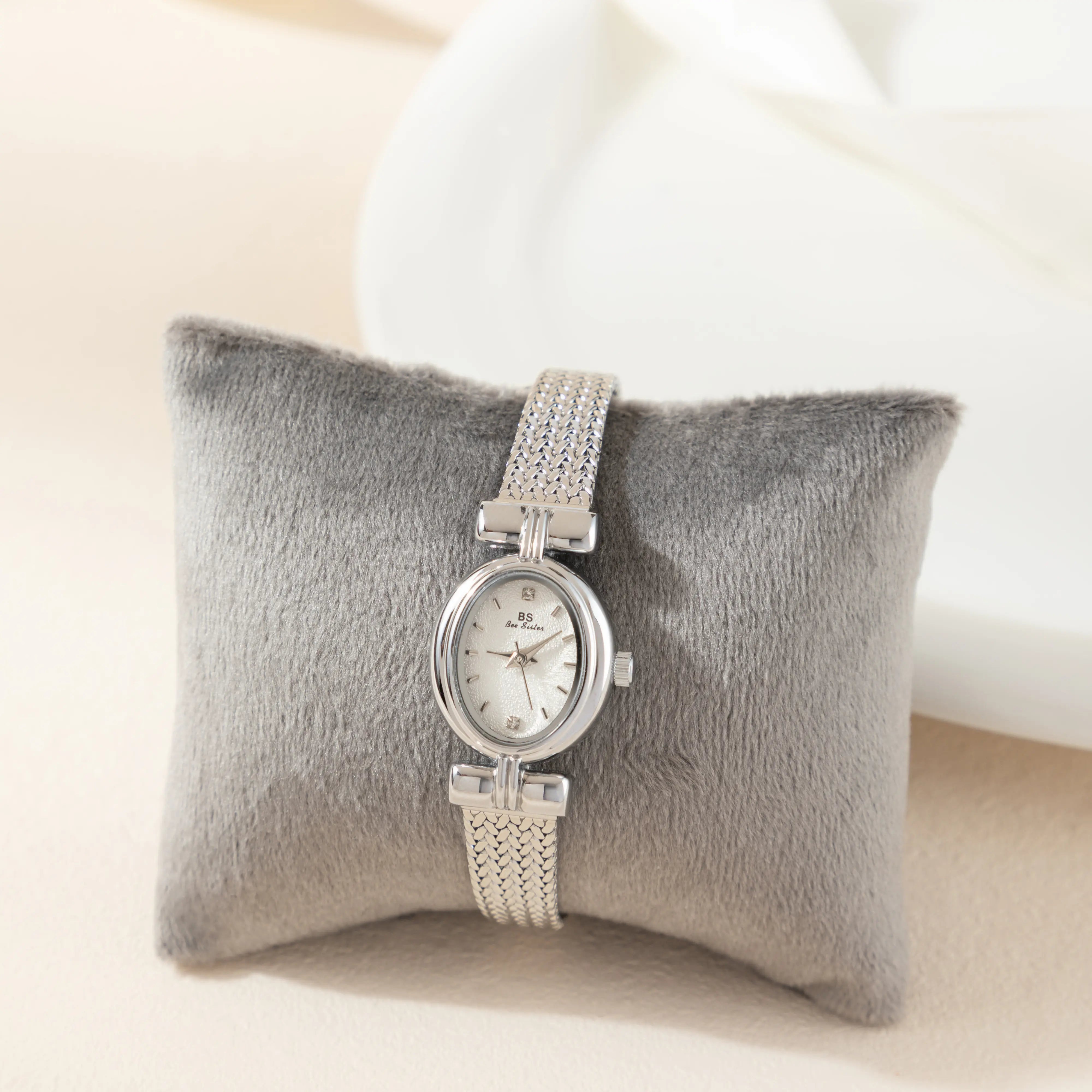 Selina – Guldur med ovalt mønster.