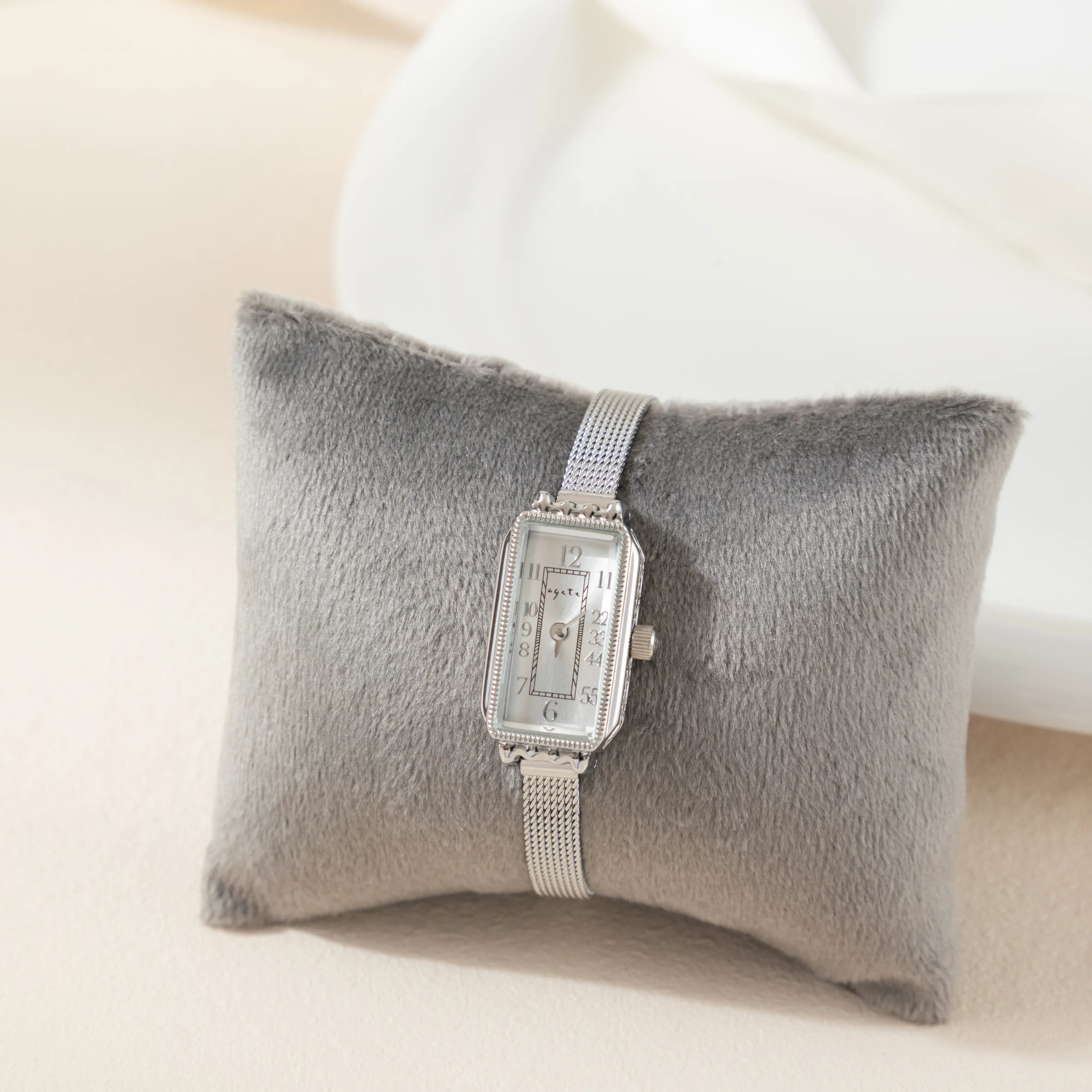 Teoresa – Guldur med rektangulær urskive.