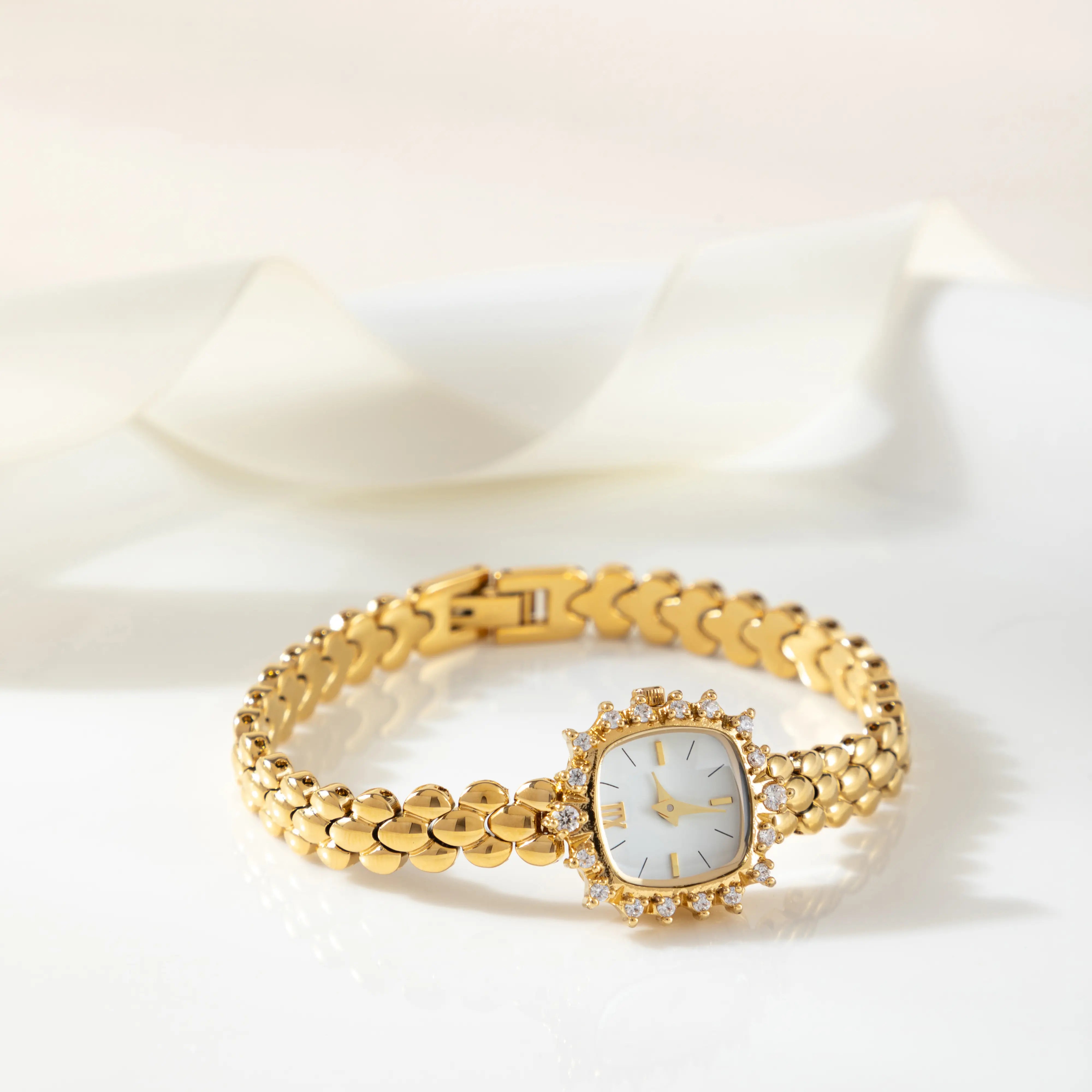 Isabella – Guld ur med armbånd af kæder.