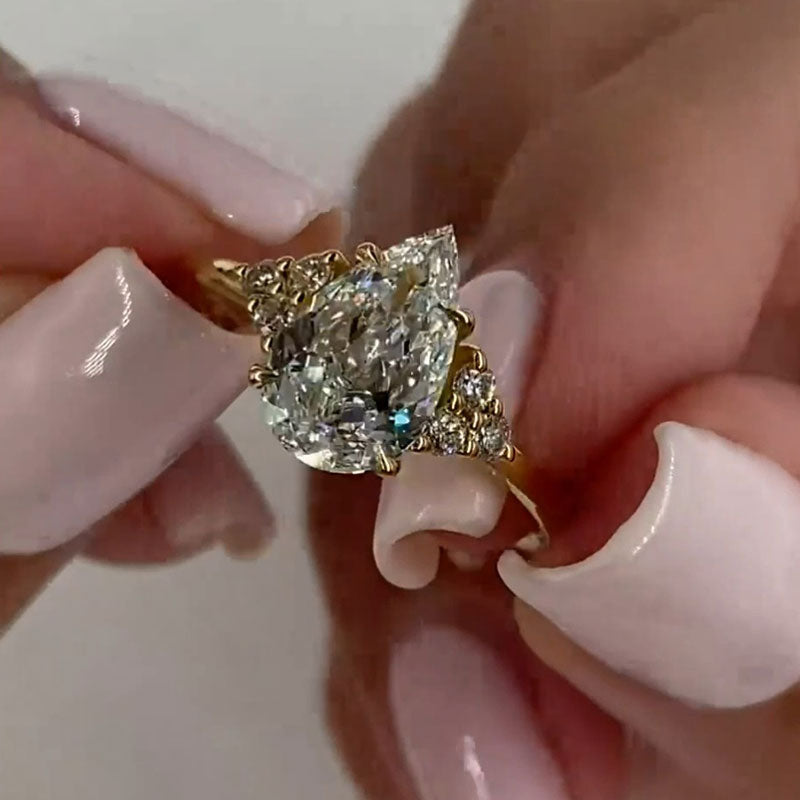 Klarissa – Ring med diamant i dråbeform med gylden finish.