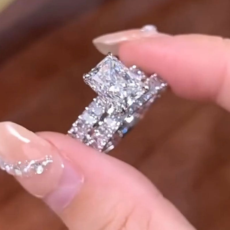 Katarina – Ring med diamant og intens baguette-slipning.