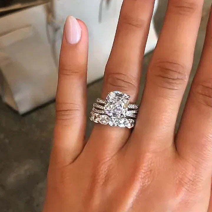 Iris – Ring med diamant og oval sten.