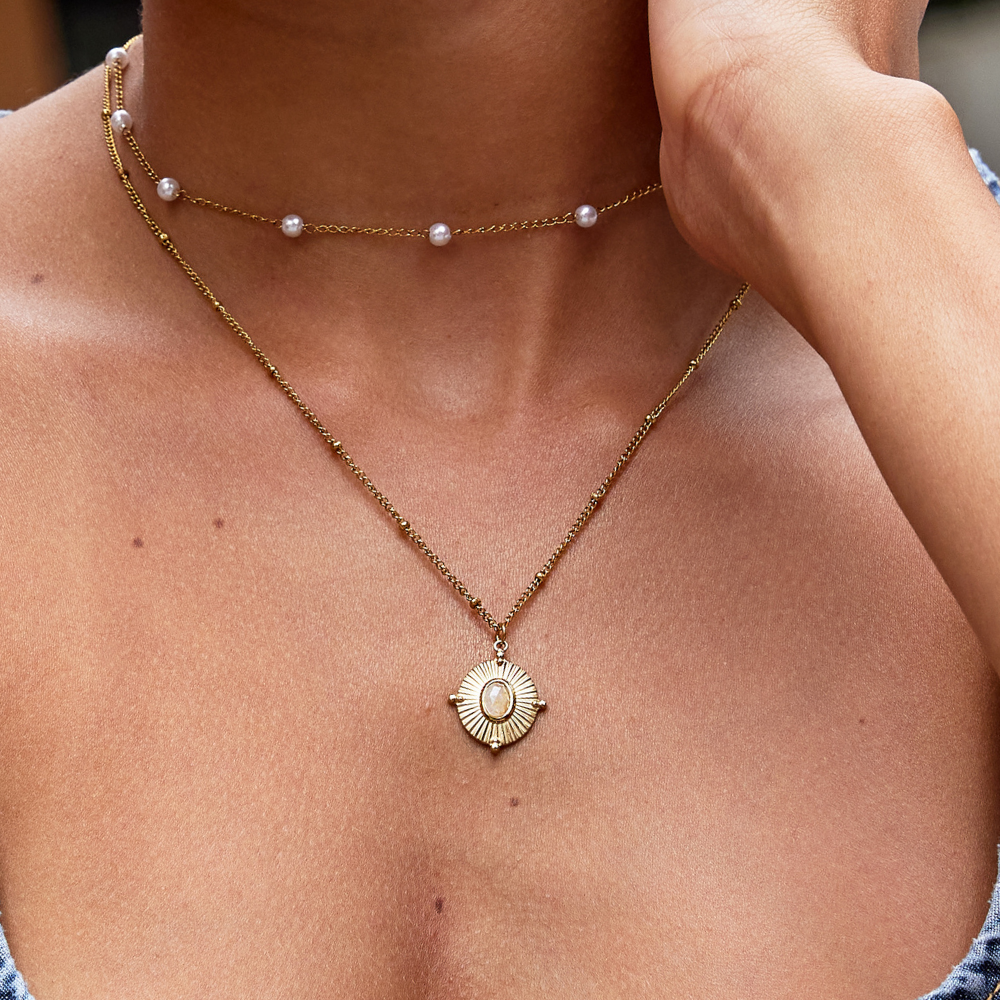 Annika – Tyndt guldhalskæde med firkantet hængende detalje.