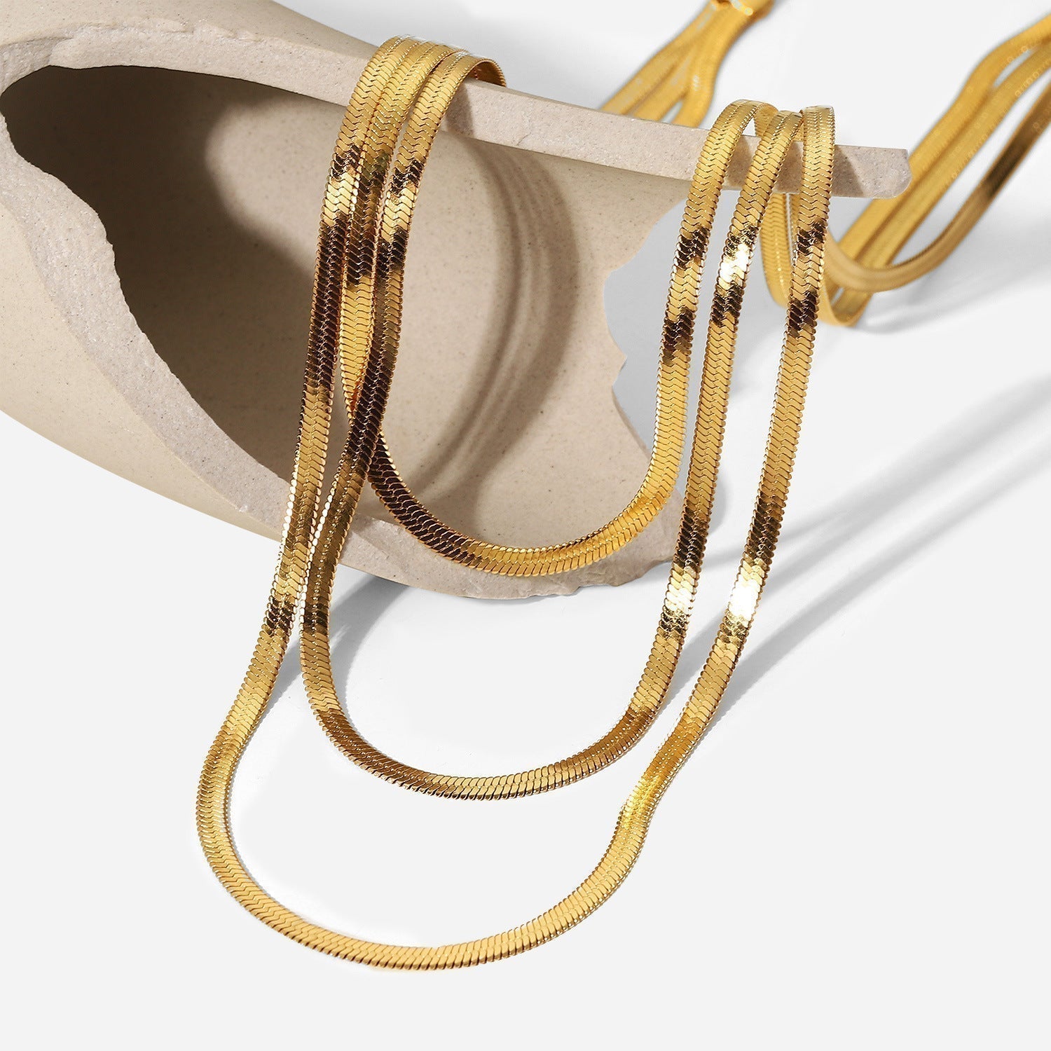 Sofi – Halskæde med flere tynde gyldne lag.