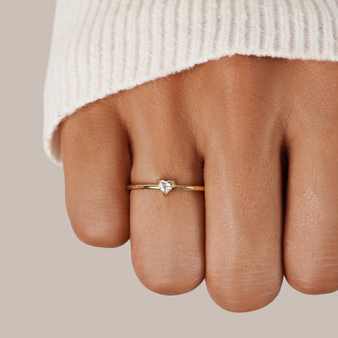 Leonie – Enkel guld ring med glat overflade.