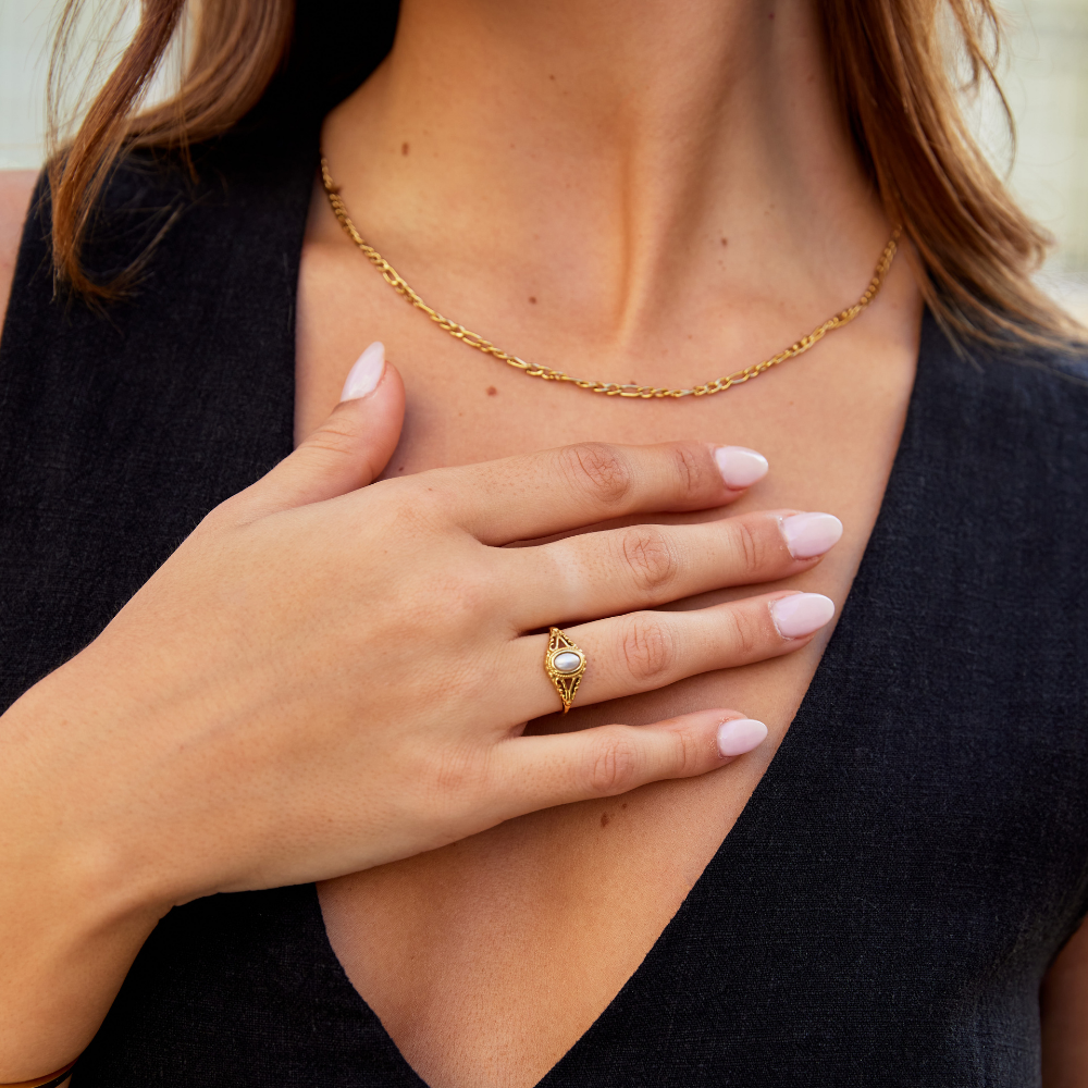 Nora – Guld ring med bølgende linje.