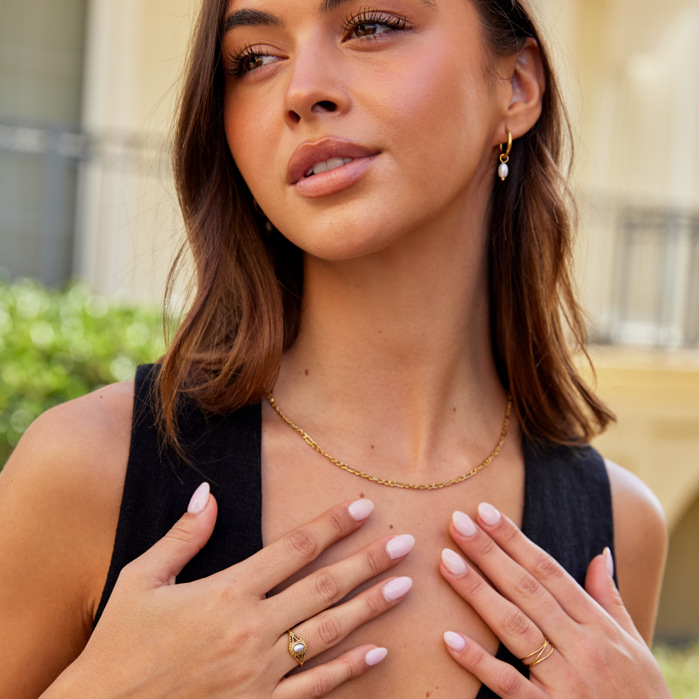 Nora – Guld ring med bølgende linje.