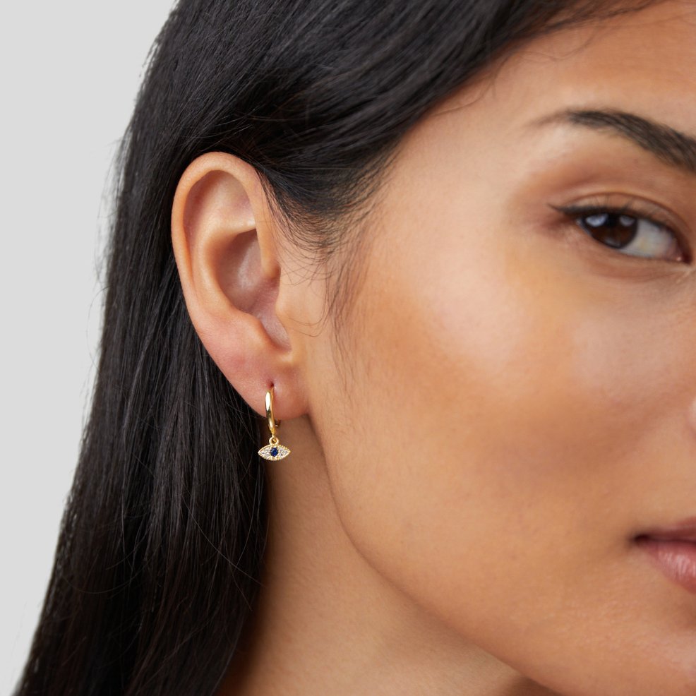 Luana – Øreringe i guld med en fin perle.