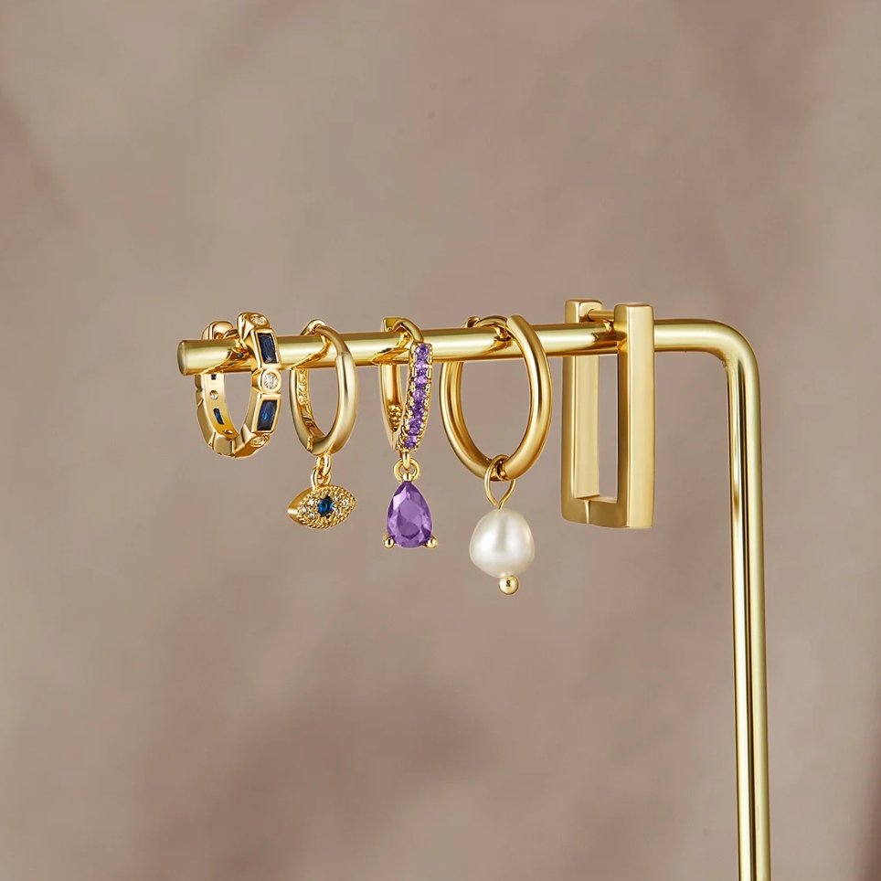 Luana – Øreringe i guld med en fin perle.