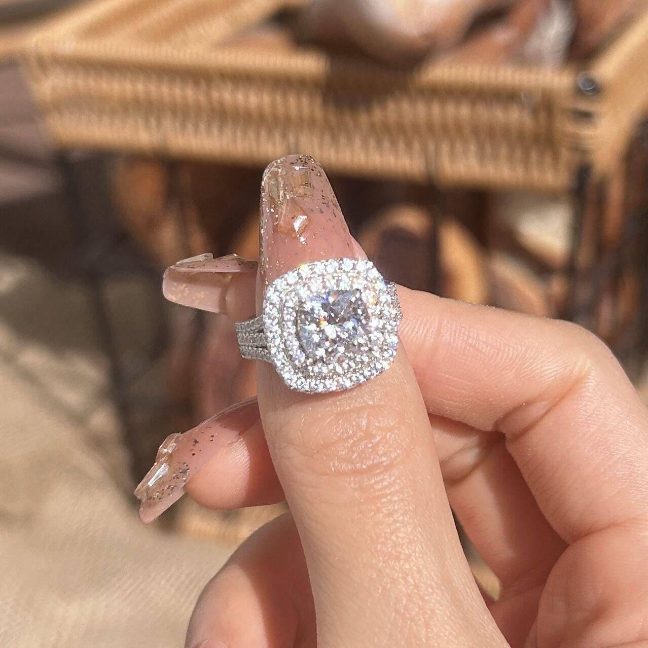 Frieda – Enkel ring med rund sten.