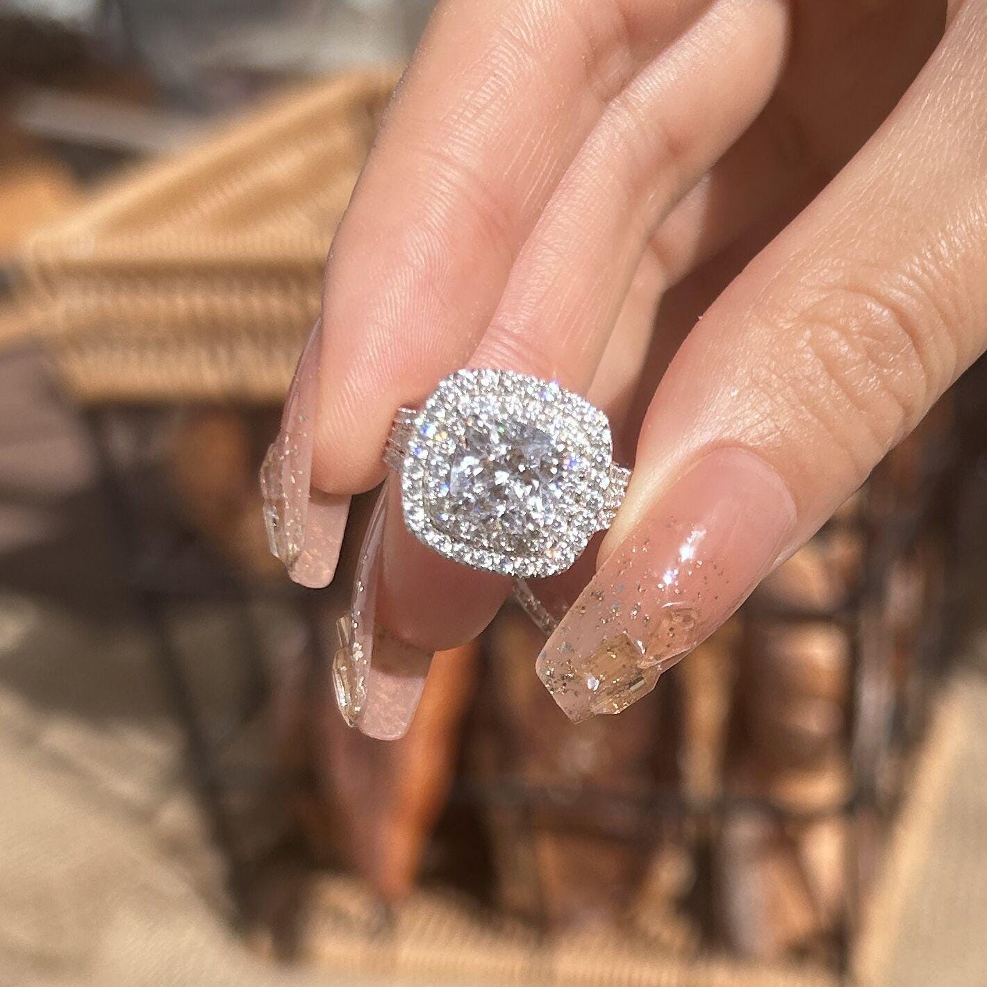 Frieda – Enkel ring med rund sten.