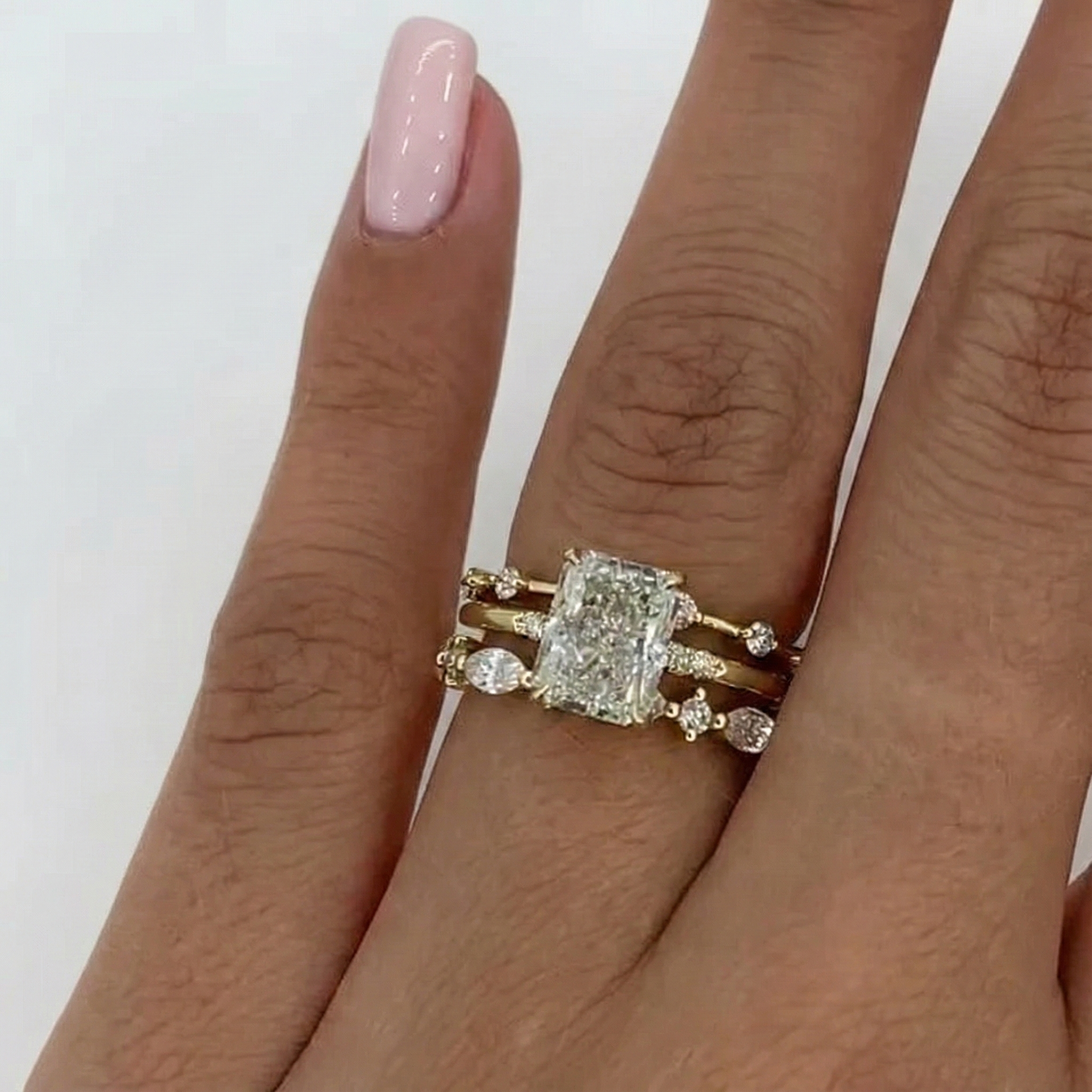 Nora – Ring med diamant i lagdesign.