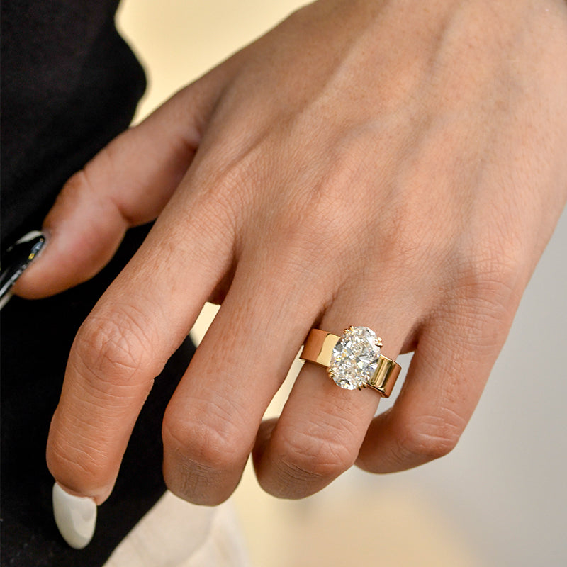 Lara – Enkel ring med rund sten i guldfinish.